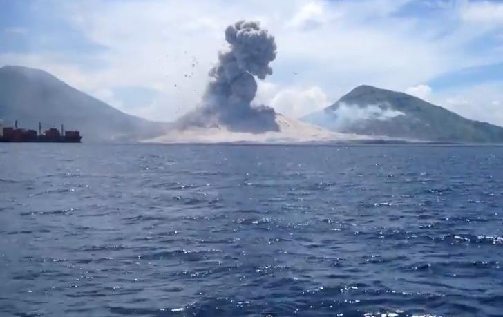 CRAZY VIDEO: Volcano eruption in Papua New Guinea - Spokane, North ...